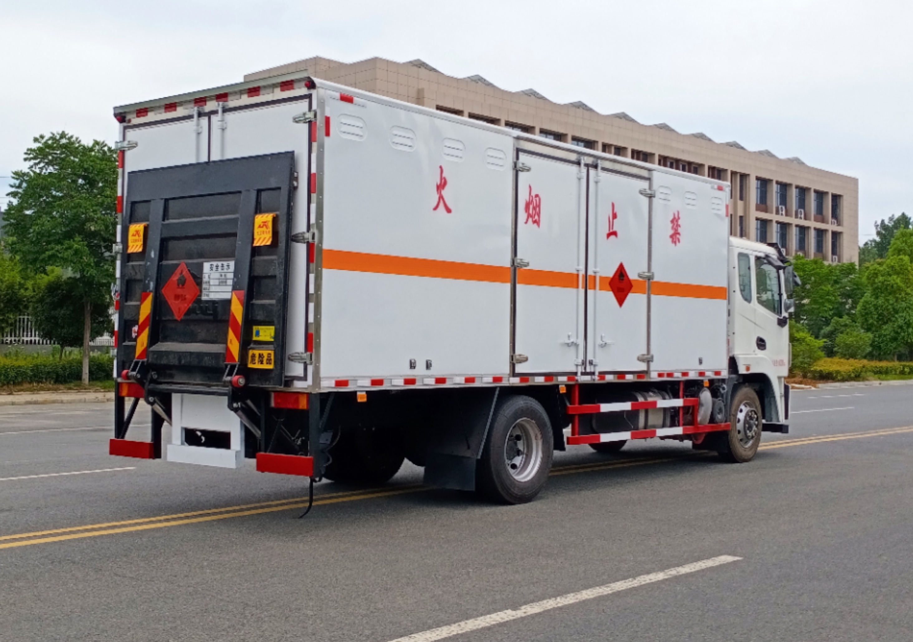 東風錦程6.8米氣體廂式運輸車